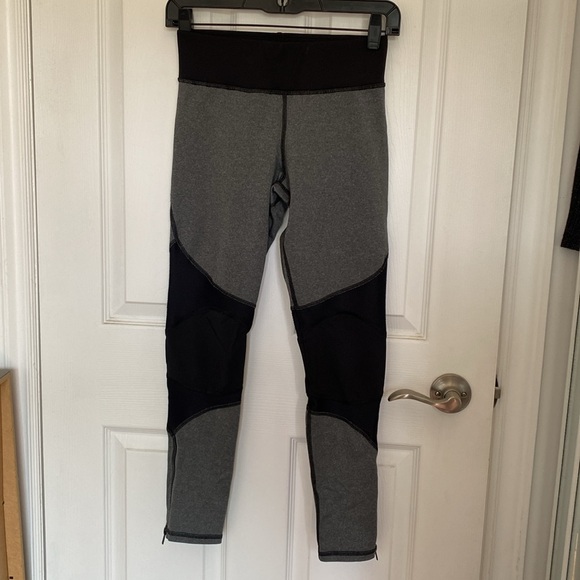 MICHI Moto Panel Zip Leggings, heather gray and black - Picture 2 of 7
